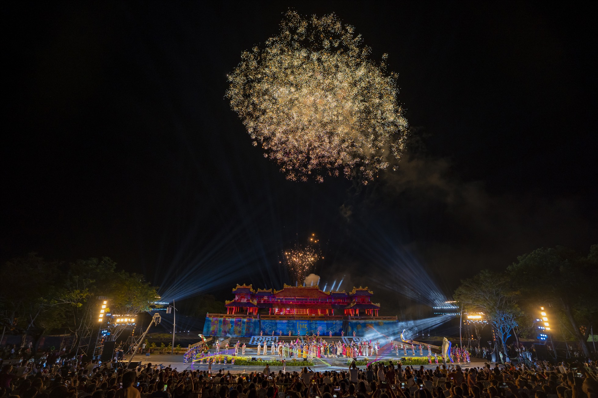 Người dân, du khách xem bắn pháo hoa tại Festival Huế Ảnh: ITN